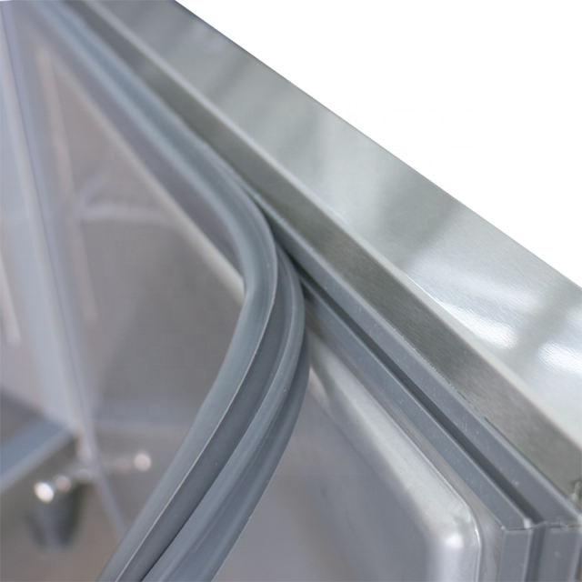 Refrigerador vertical de duas portas com congelador para restaurantes e serviços de catering.