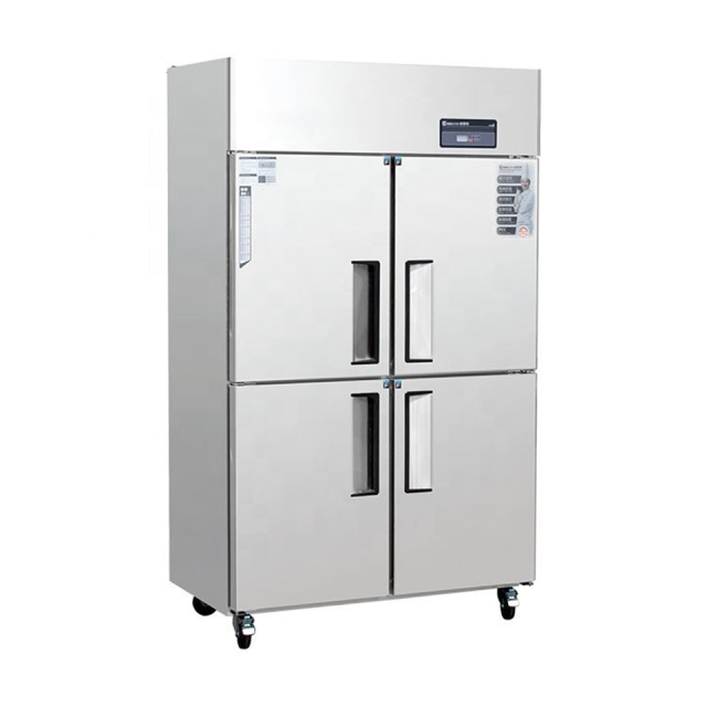 Refrigerador/congelador vertical KR4 de 942 litros com quatro portas para uso em restaurantes e serviços de catering.