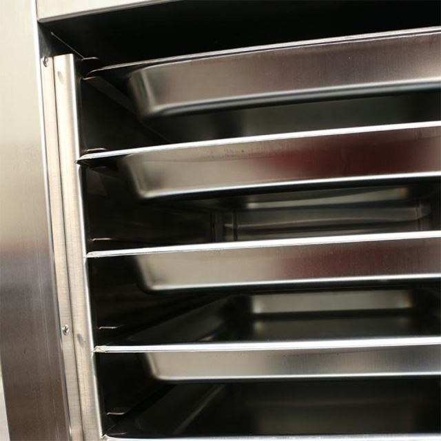 Carrinho térmico para alimentos de 500 litros com dois compartimentos, ideal para uso comercial em serviços de alimentação.