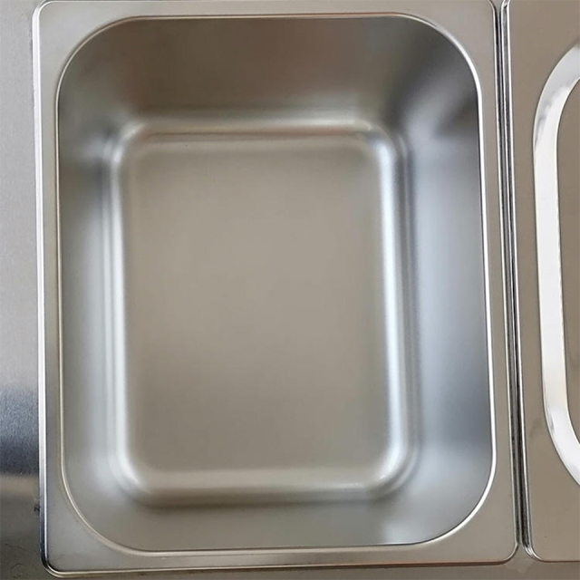 Banho-maria compacto com 2 cubas para aquecimento de alimentos, ideal para buffets e serviços de catering.