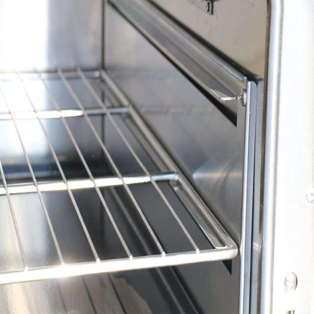 Fogão elétrico de 4 bocas com design compacto para cozinhas comerciais.