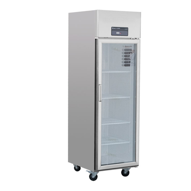 Refrigerador comercial com porta de vidro para exposição de bebidas e alimentos.