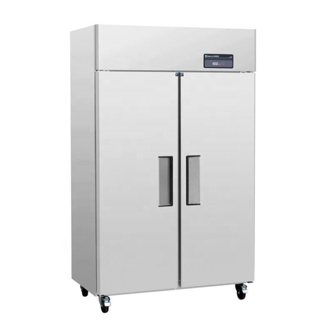 Freezer vertical comercial para uso em restaurantes e serviços de catering com design espaçoso.