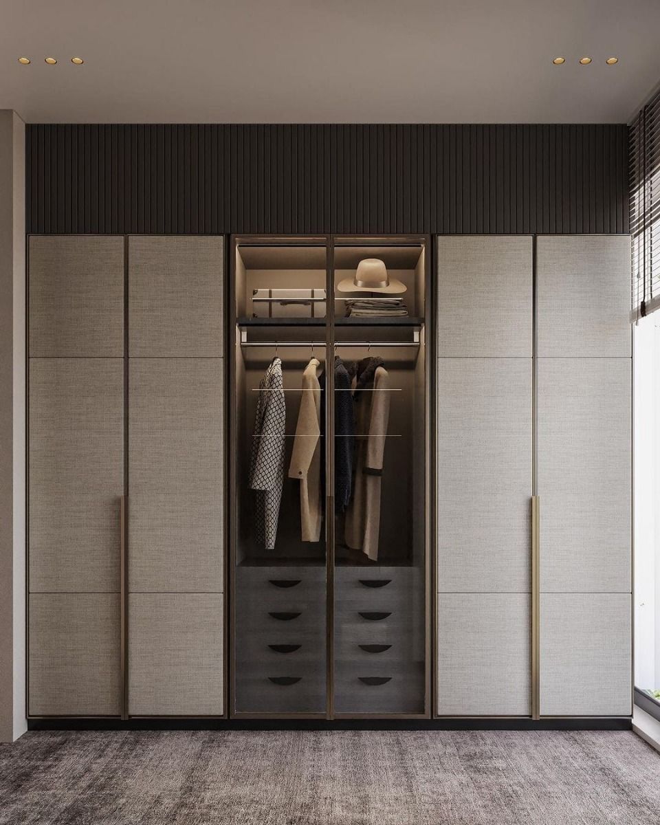 Silent soft-closing wardrobes with reasonable internal layout