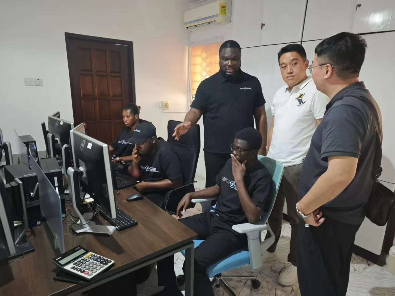 Yudianautomobile technical experts providing on-site training and vehicle system troubleshooting for a fleet operations team in Ghana.