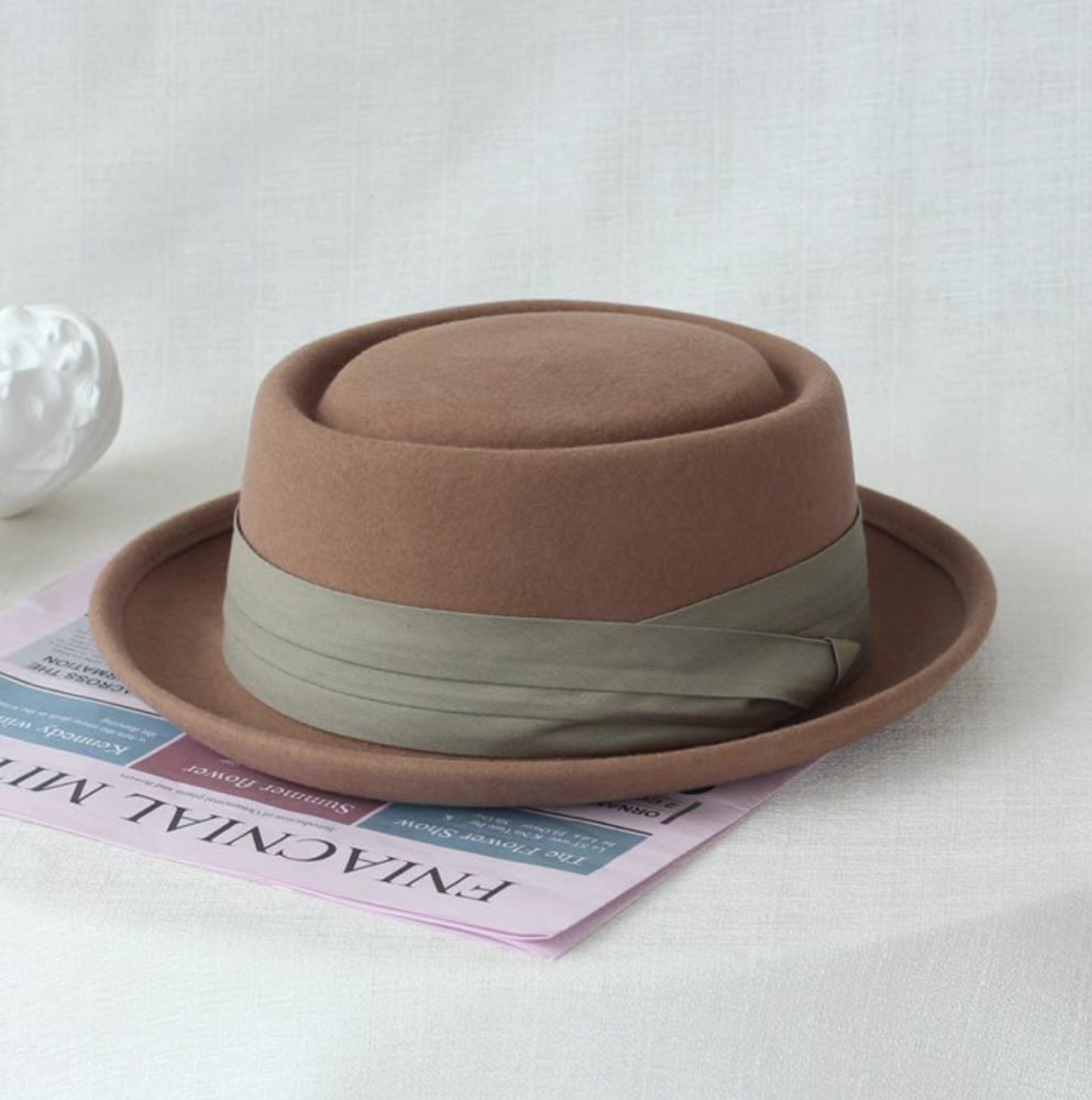 Strapped flat top woolen hat, autumn and winter British retro fashion versatile top hat