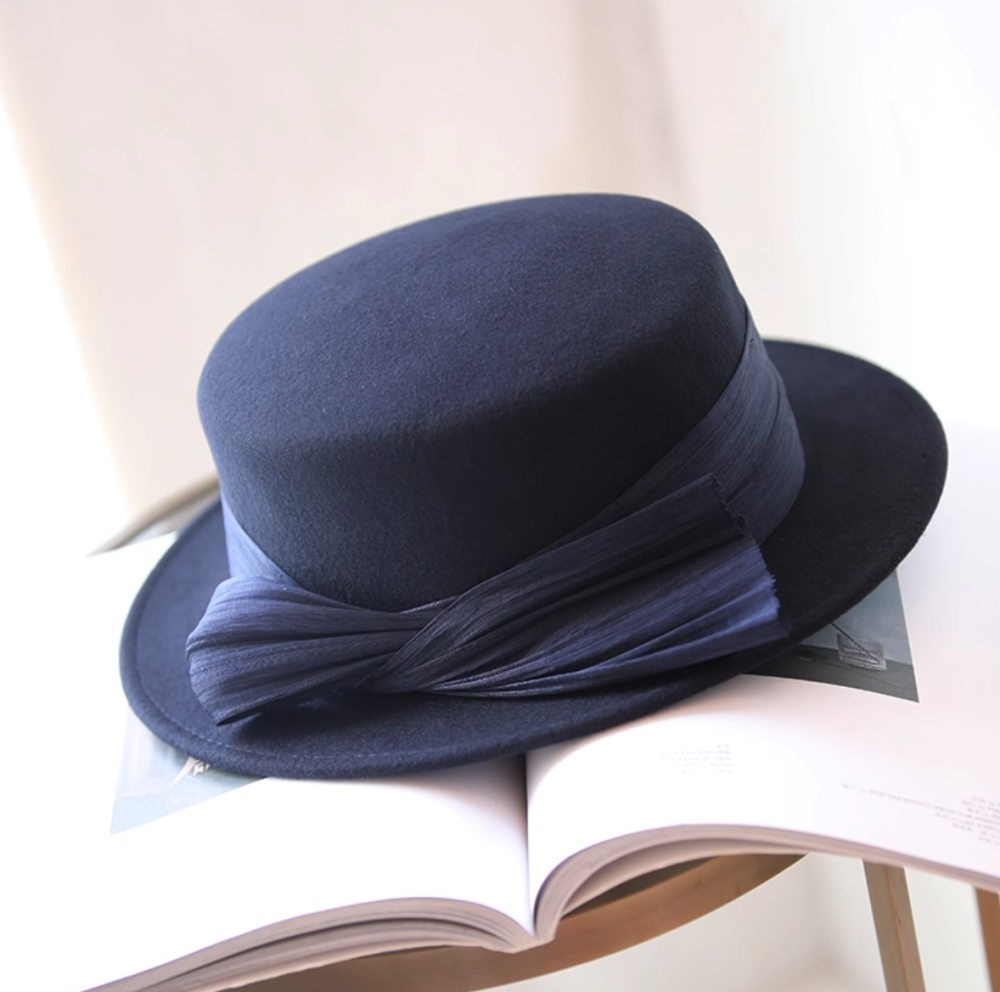 Strapped flat top woolen hat, autumn and winter British retro fashion versatile top hat