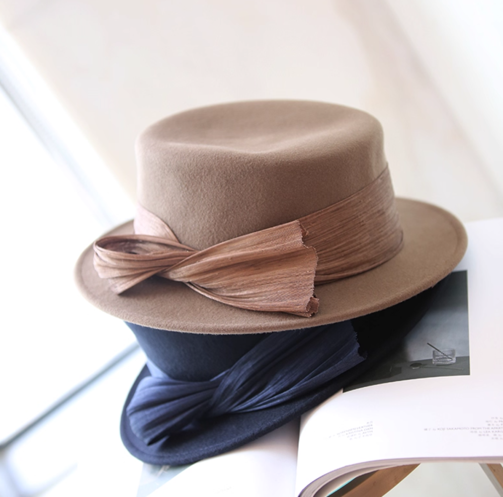Strapped flat top woolen hat, autumn and winter British retro fashion versatile top hat