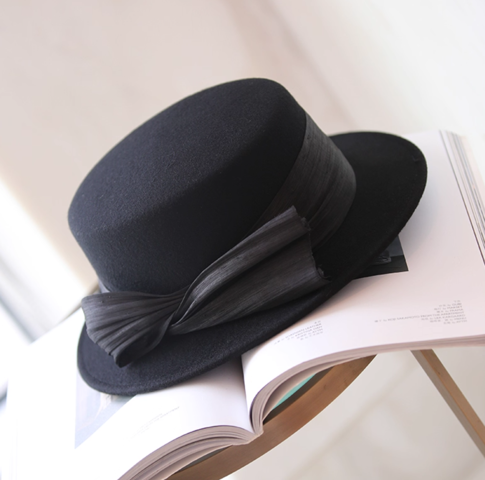 Strapped flat top woolen hat, autumn and winter British retro fashion versatile top hat