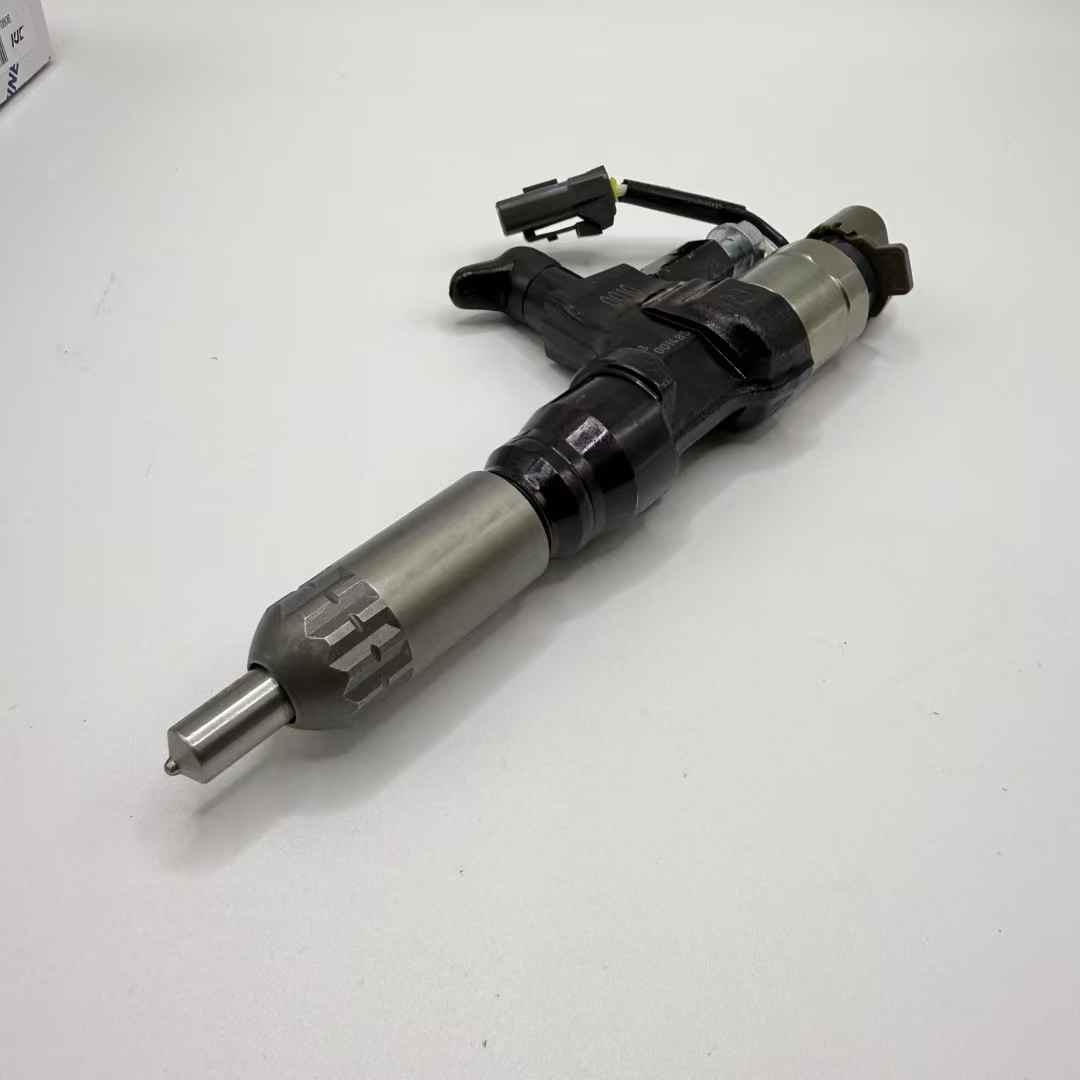 Excavator J05 J08 Common Rail Injector for Kobelco SK200-8 SK260-8 SK350-8 Engine Nozzle Injector J08