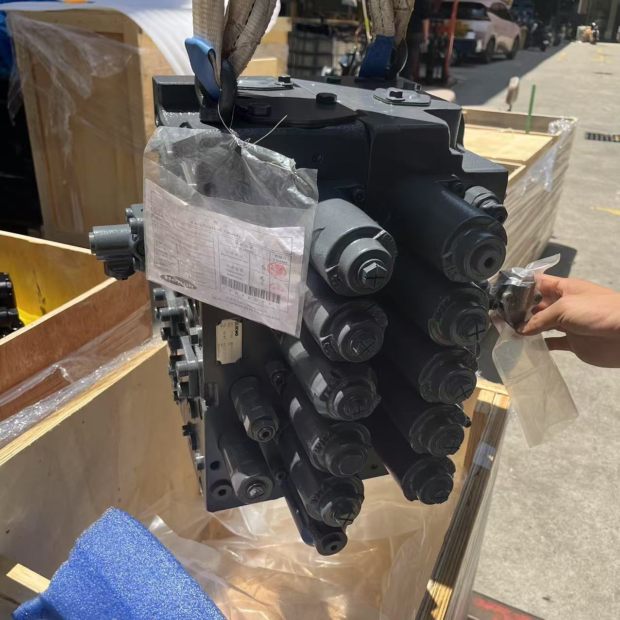 HVME270B-000000-024 Main Control Valve 196200951 for XCMG 370 Excavator Distribution Valve
