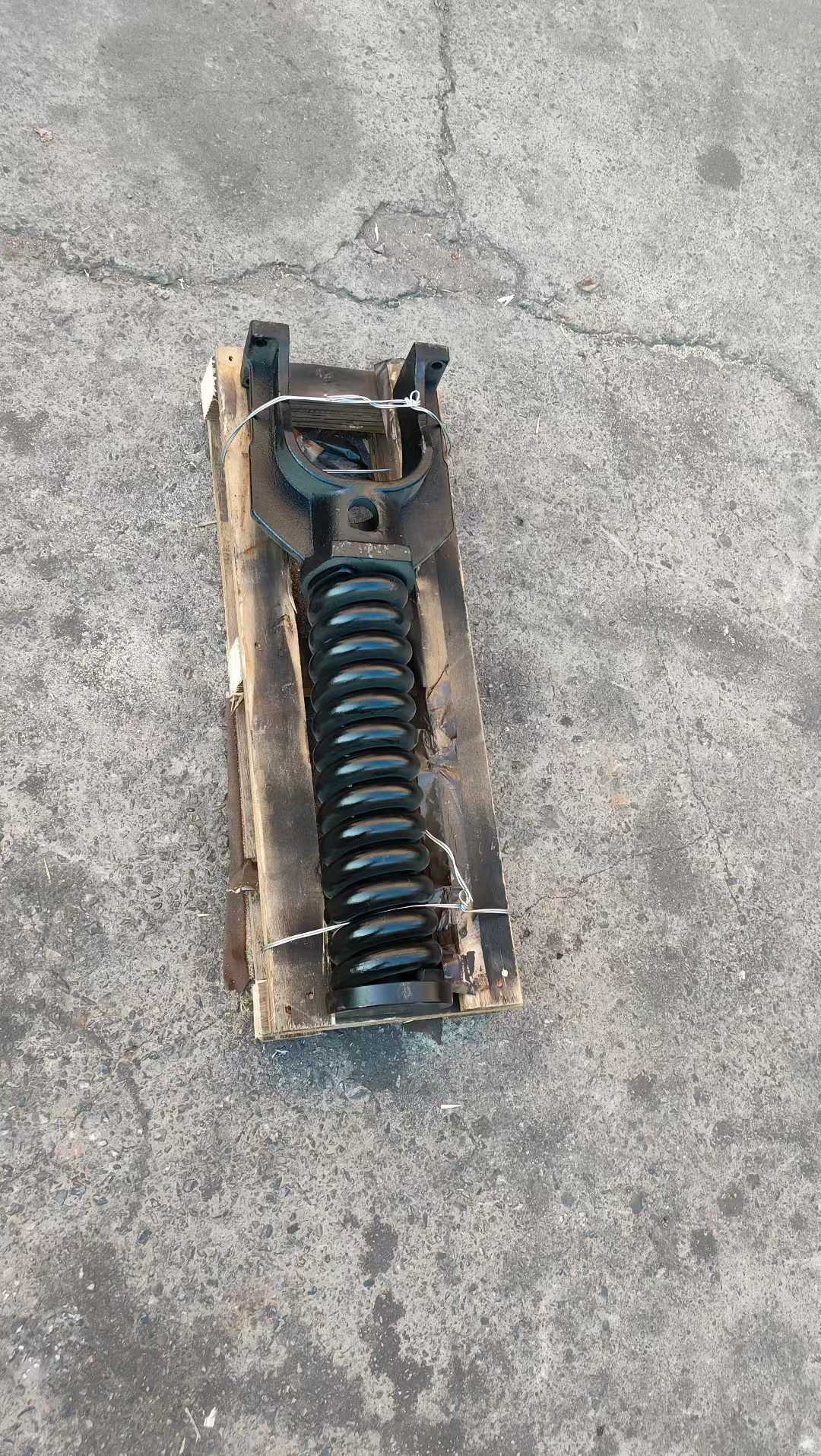 Excavator Track Recoil Spring SH75 Track Adjuster Assembly SH80 Tension Track Spring for Sumitomo SH75 SH80