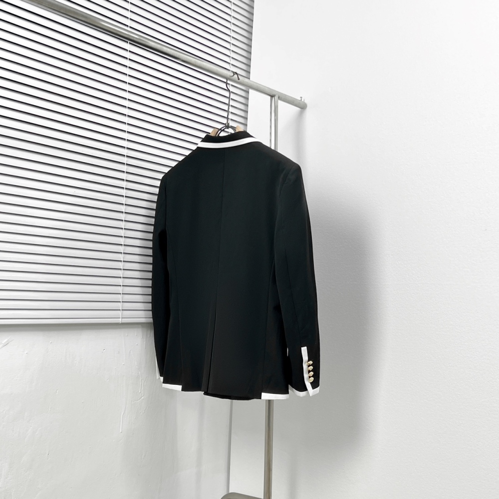 КУРТКИ Prada