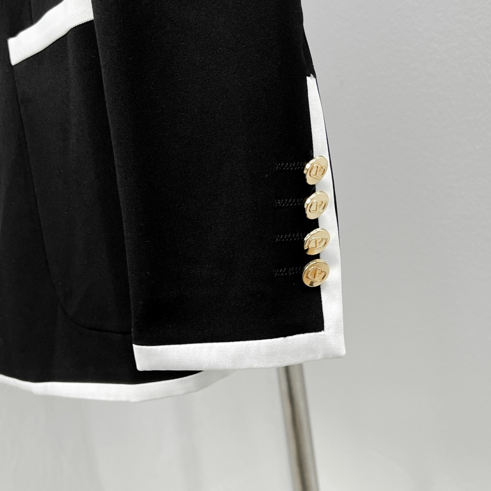 КУРТКИ Prada