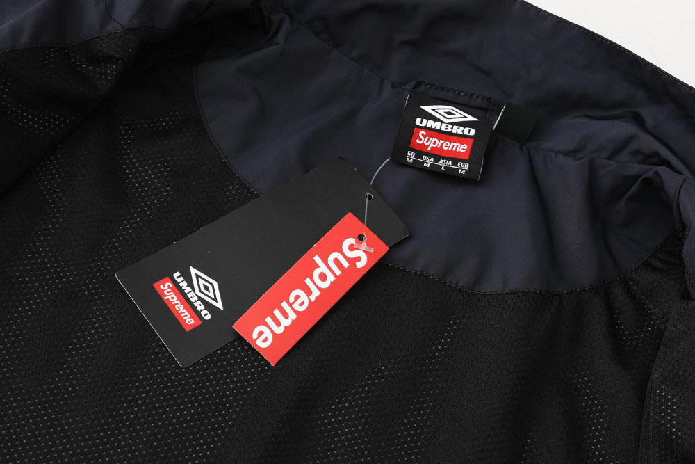 КУРТКИ Supreme