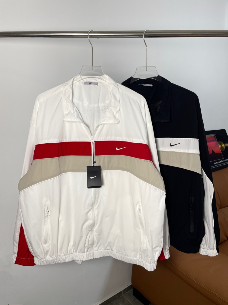 КУРТКИ Nike