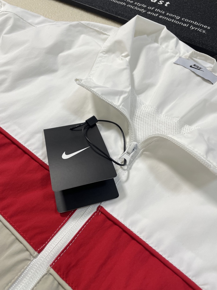 КУРТКИ Nike