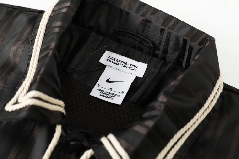 КУРТКИ Nike