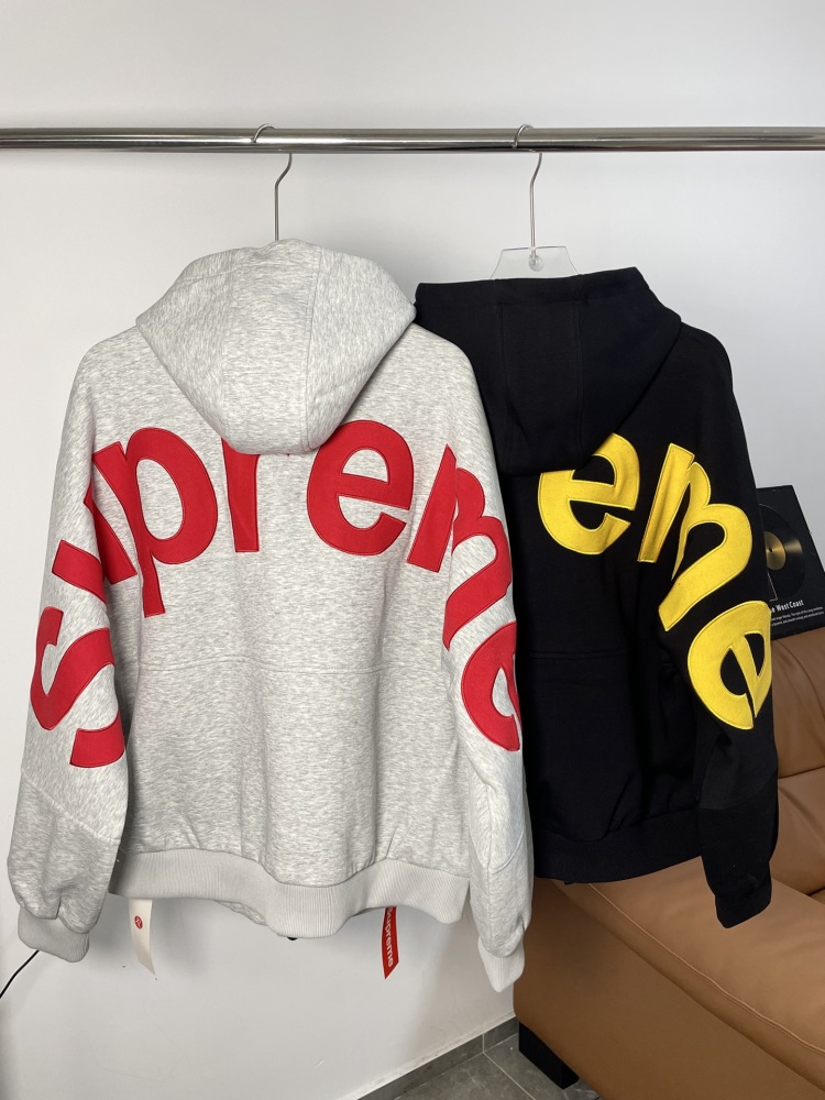 КУРТКИ Supreme