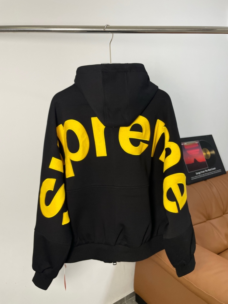 КУРТКИ Supreme