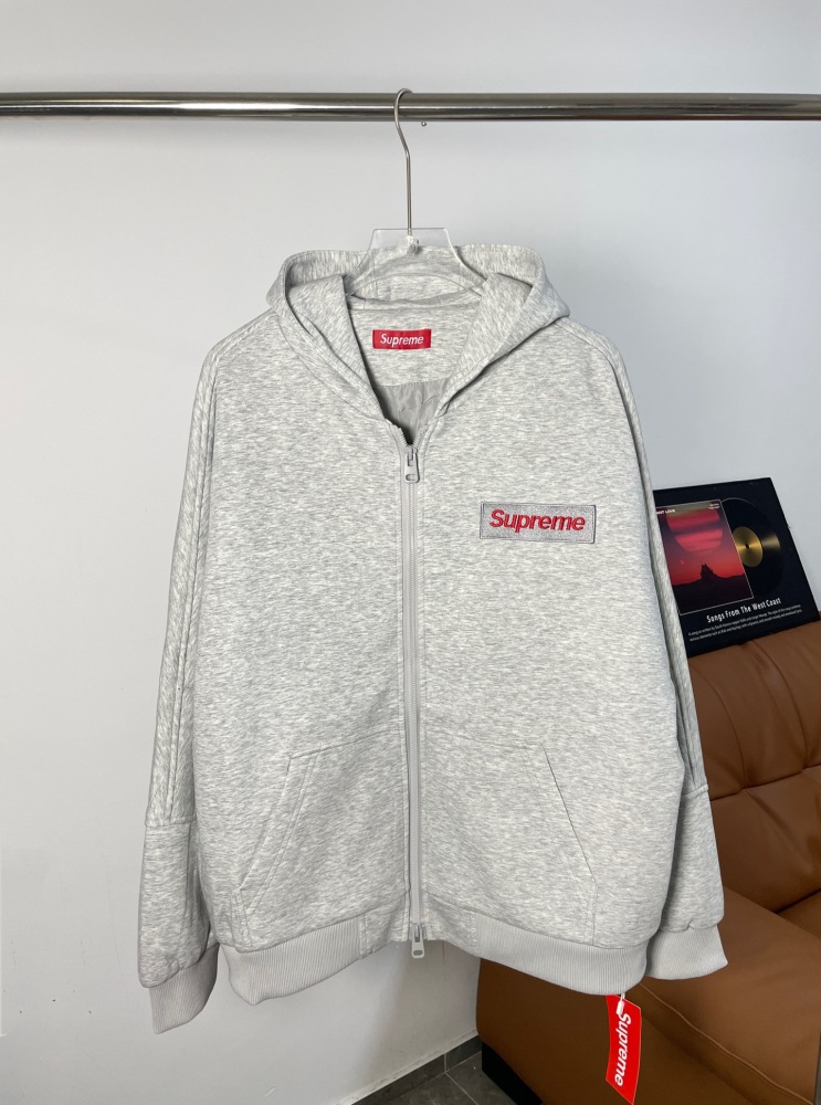 КУРТКИ Supreme