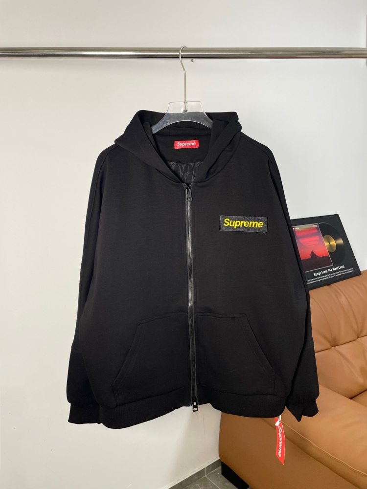 КУРТКИ Supreme