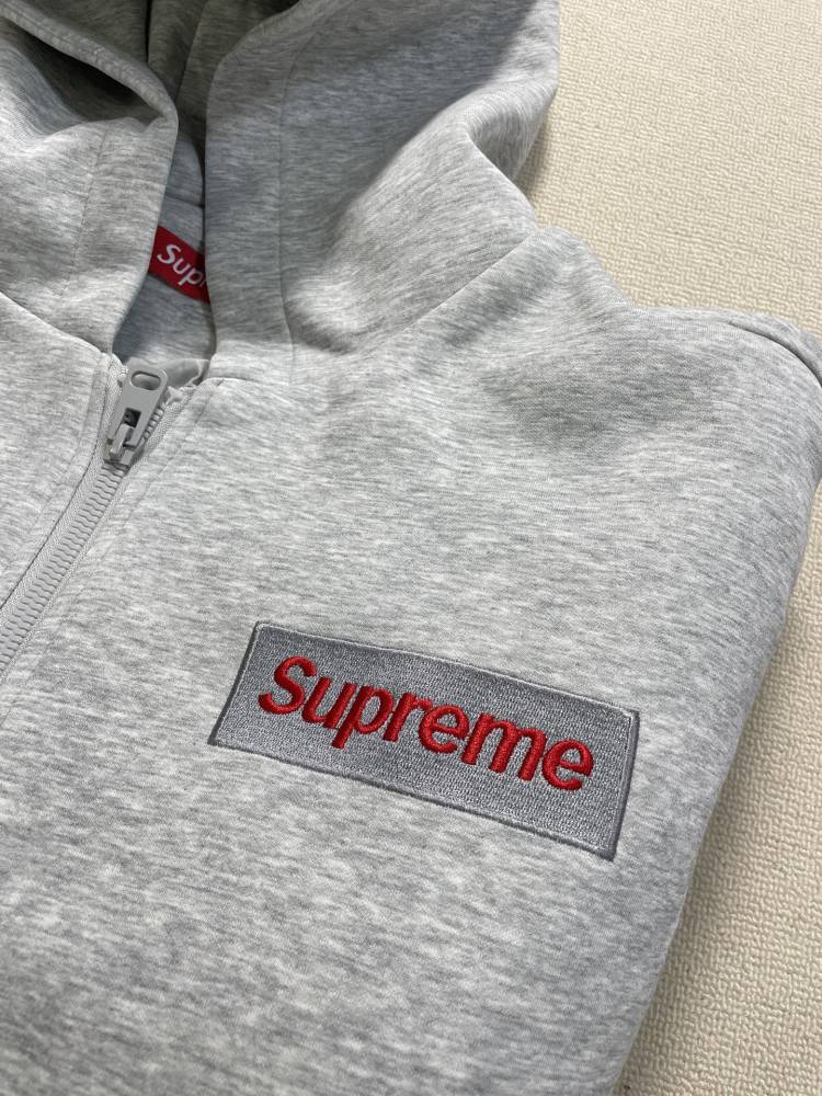 КУРТКИ Supreme