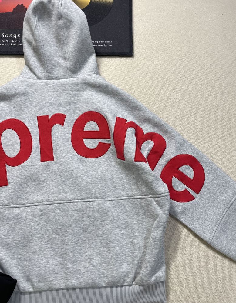 КУРТКИ Supreme