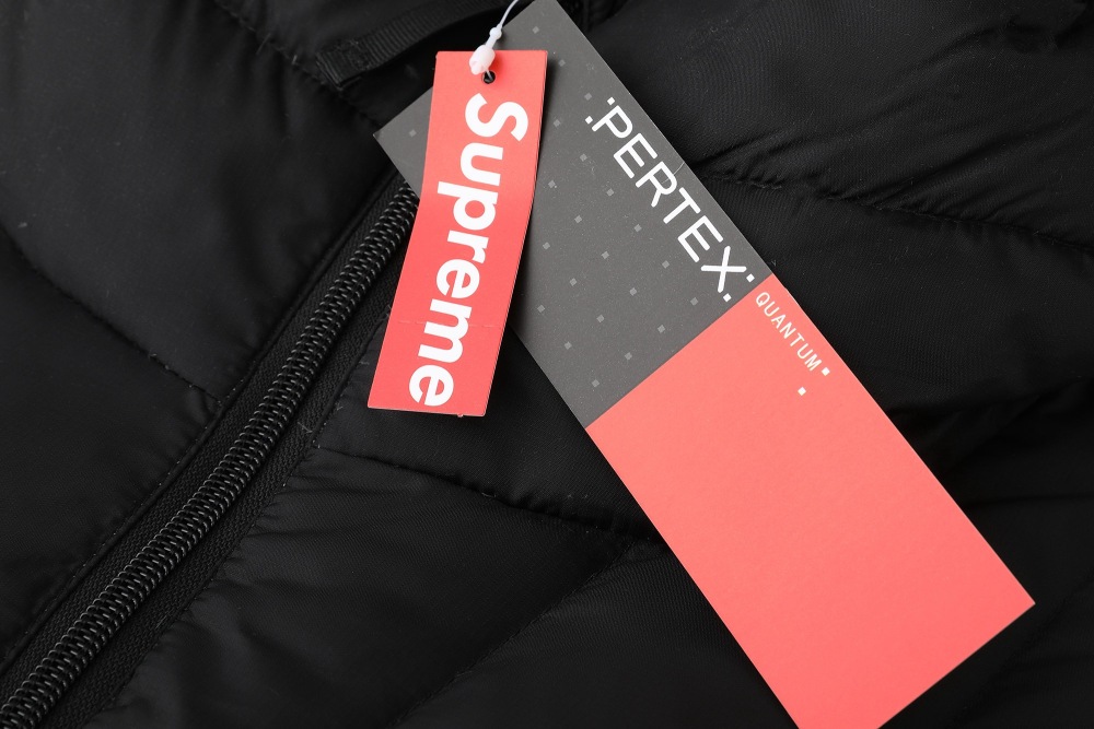 КУРТКИ Supreme
