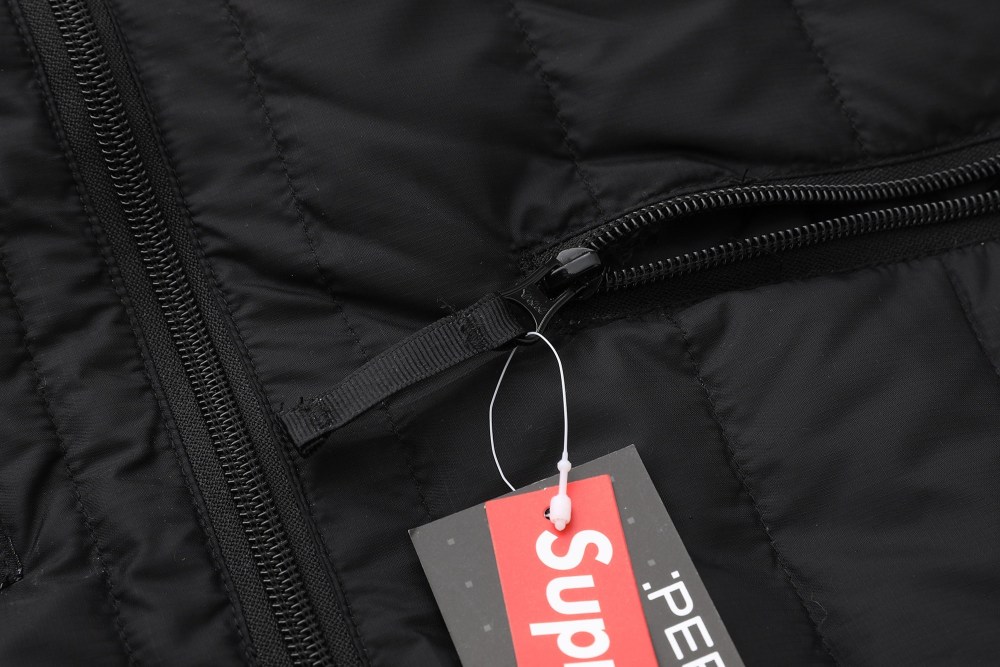 КУРТКИ Supreme