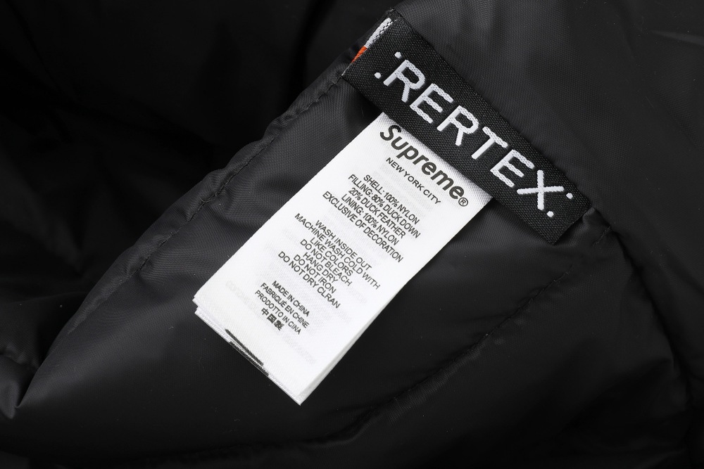 КУРТКИ Supreme