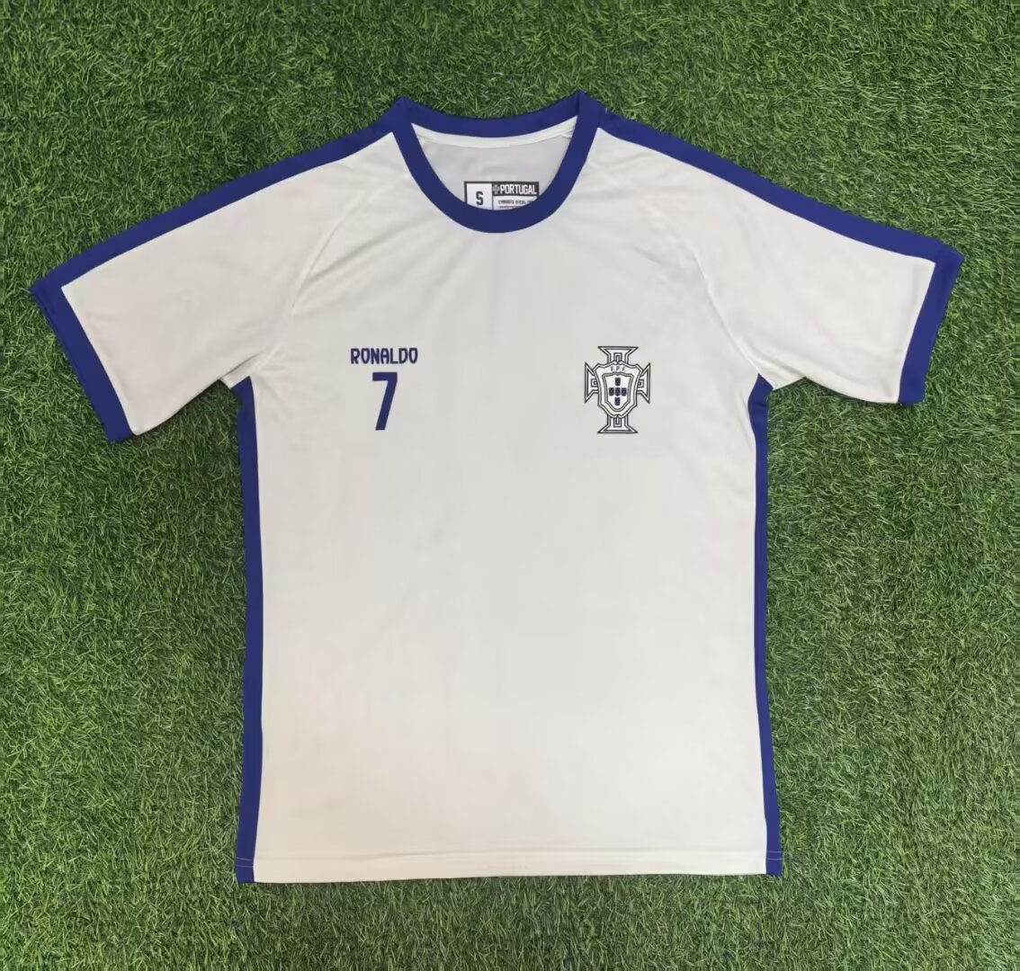 25-26 Portugal off white size 7 T-shirt