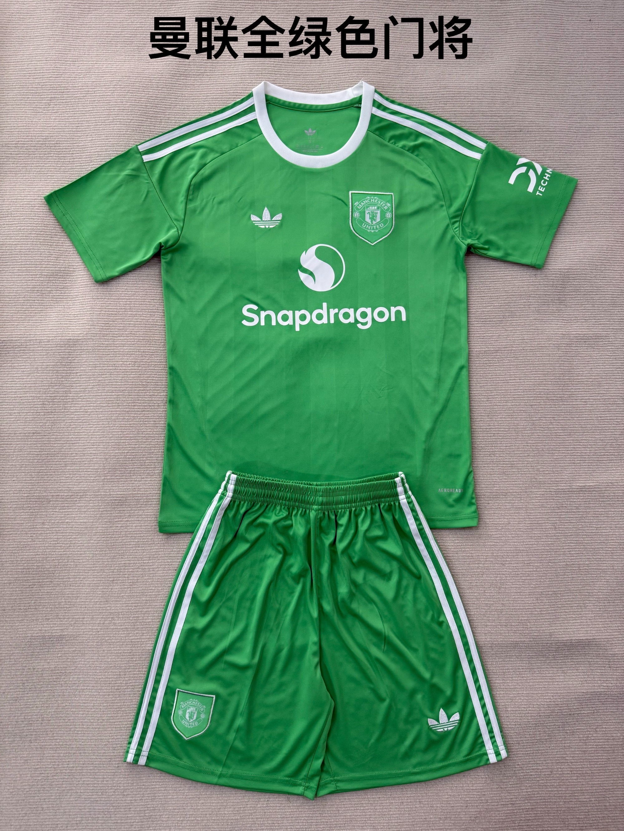 25-26 Manchester United Green Goalkeeper Kids+Adult Set