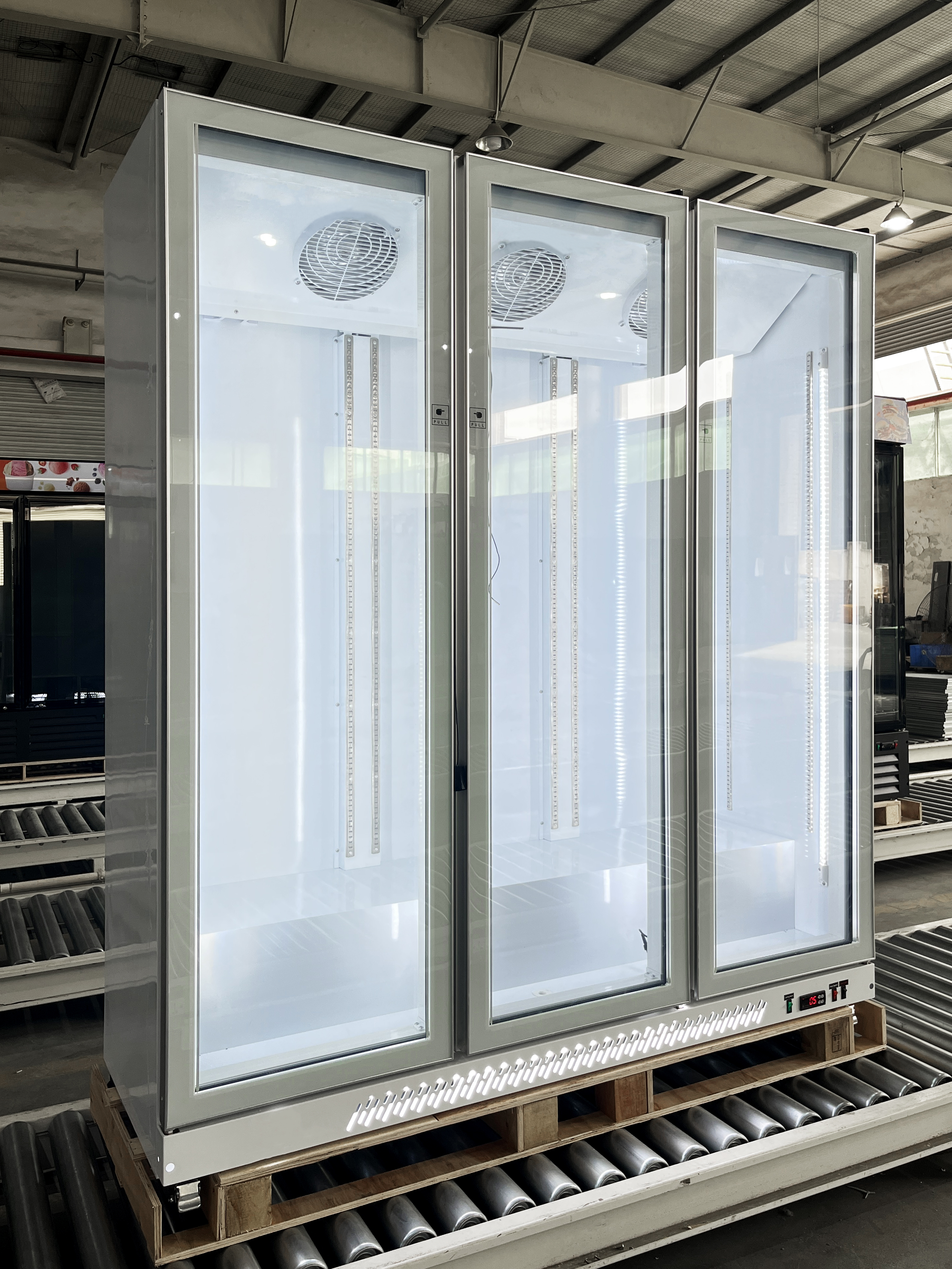 Three Door Glass Door Display Fridge for Beverage Merchandising