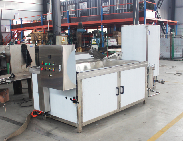 A commercial deep fryer that automatically removes slag from the electroslag furnace without causing residue