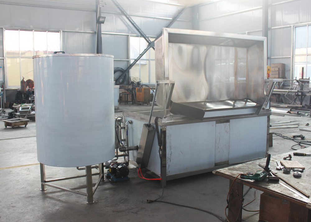 A commercial deep fryer that automatically removes slag from the electroslag furnace without causing residue