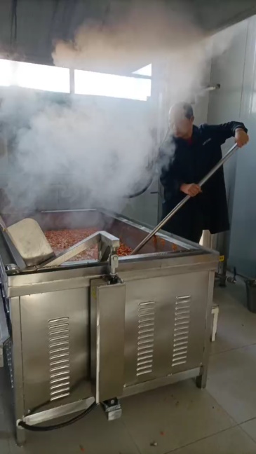 A commercial deep fryer that automatically removes slag from the electroslag furnace without causing residue