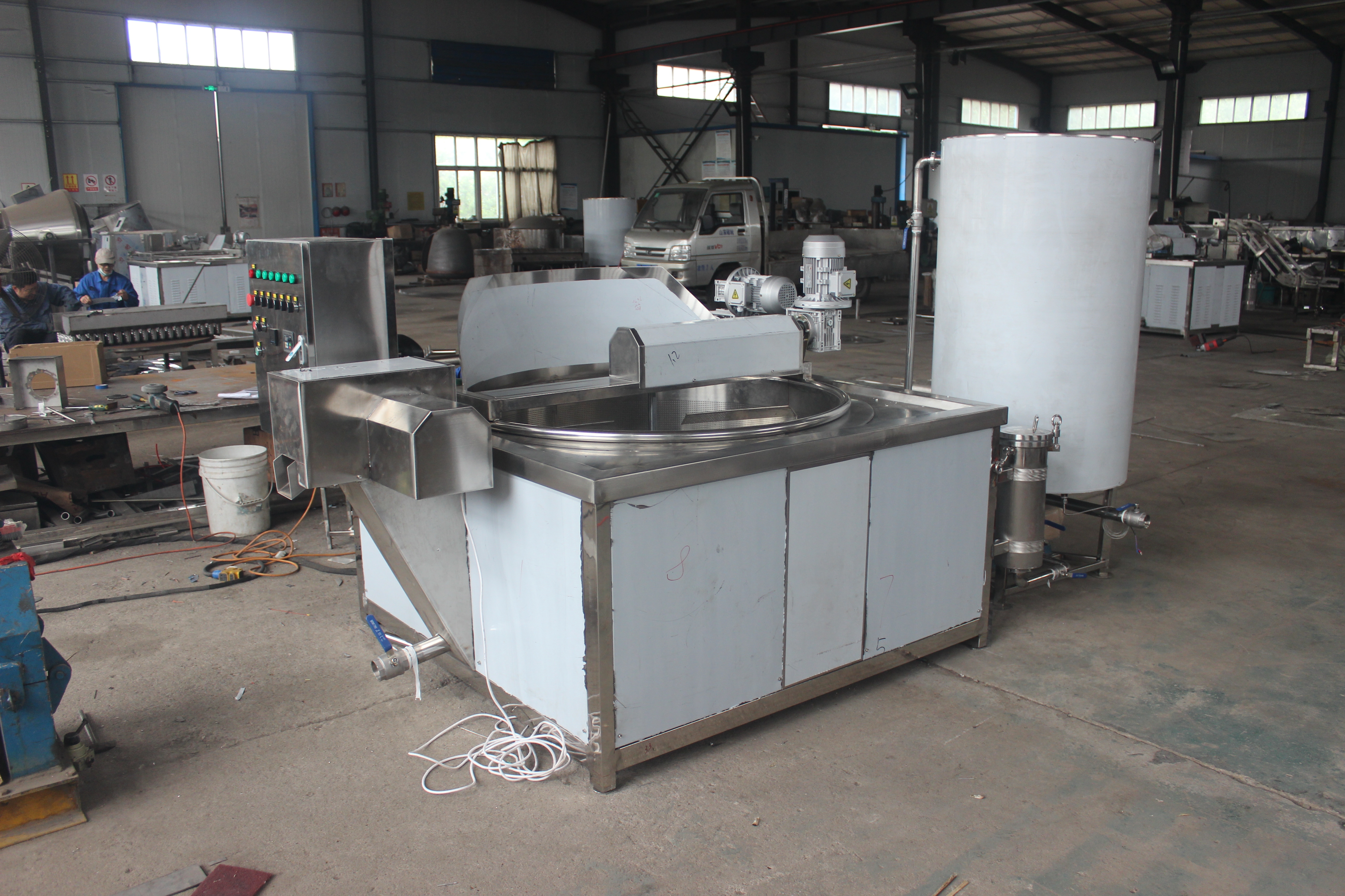 Large fully automatic deep fryer for potato chip merchants