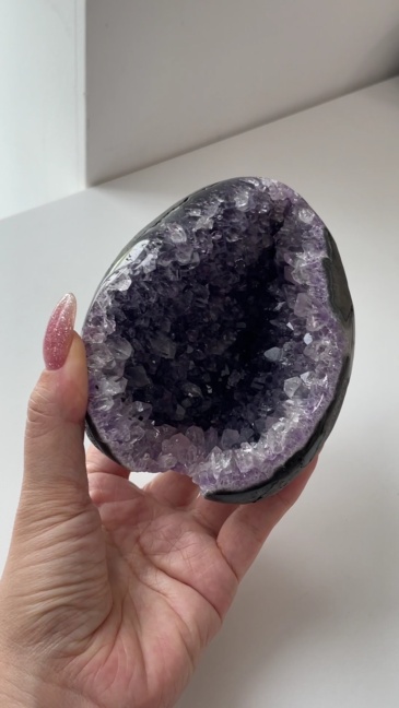 Egg Form Amethyst Self-Standing Geode