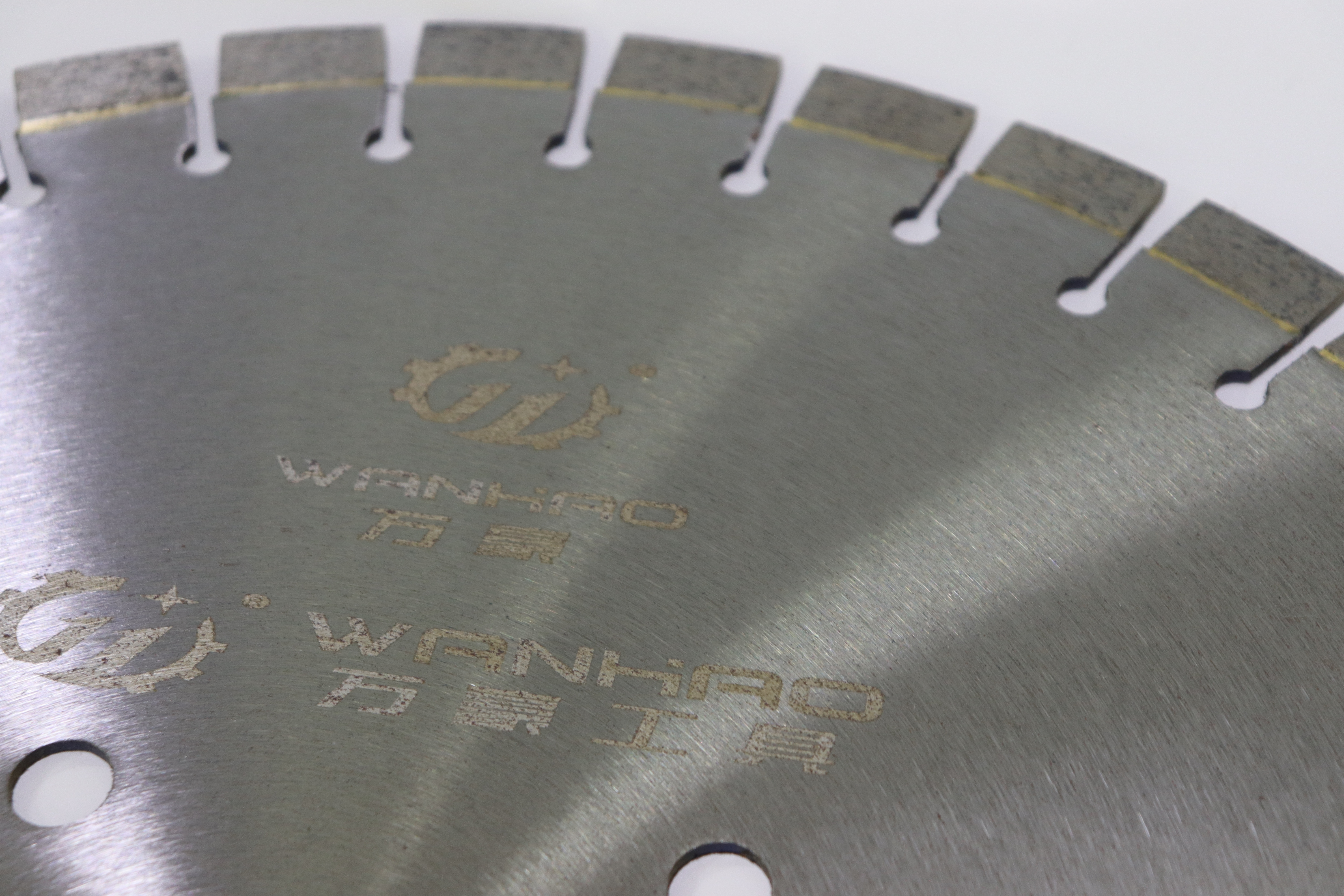DIAMOND SAW BLADES FORGRANITE WITH SMALL SEGMENTS