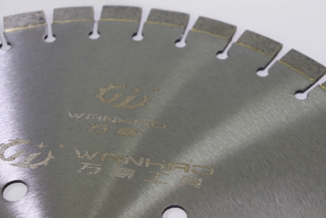 DIAMOND SAW BLADES FORGRANITE WITH SMALL SEGMENTS