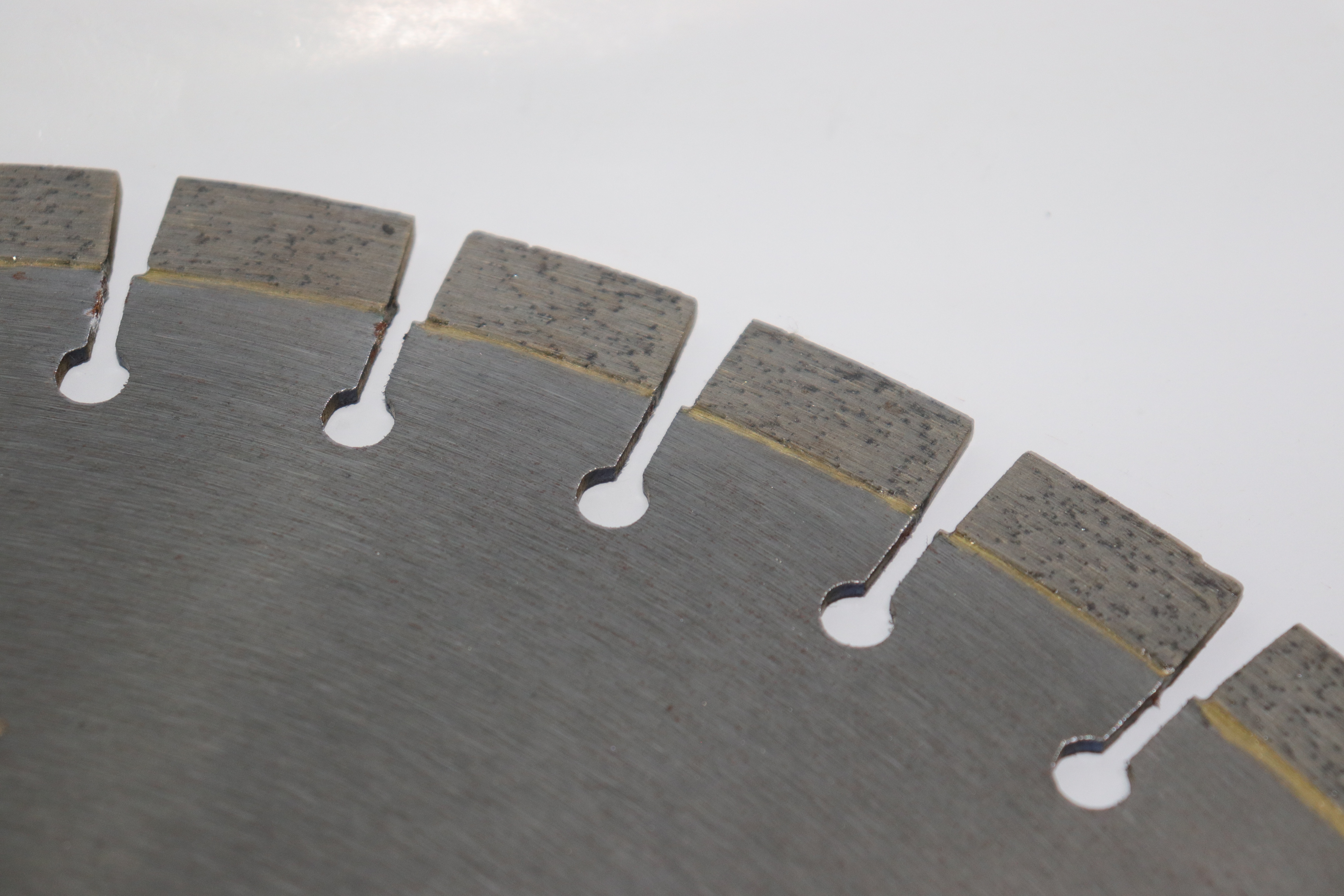 DIAMOND SAW BLADES FORGRANITE WITH SMALL SEGMENTS