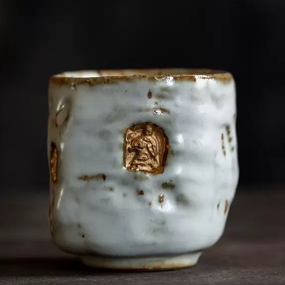 A profound moment of ritual as tea fills Eartivo "The Snow-Veiled Sanctuary"; the raw Rock-Mineral base meets the handcrafted gold icon, representing the “90% finished vessel”—completed by your presence and a smooth, tea-infused patina.
