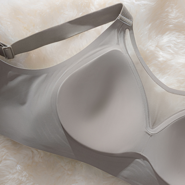 High Quality Comfortable Wireless Fixed Cups Seamless Bra Sexy Lace Deep V Neck European American Style Plus Size Bra