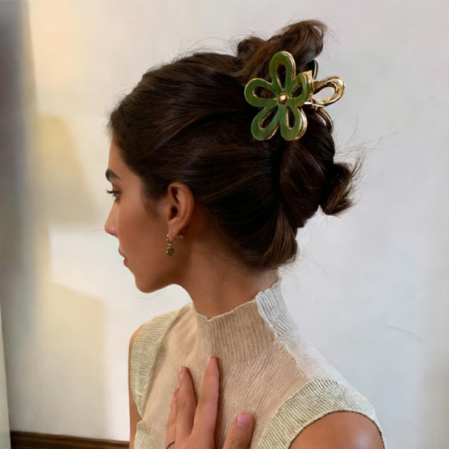 Summer Hawaii Island Hair Clip Featuring Flower Shell Claw for Daily Use or Holiday Occasions