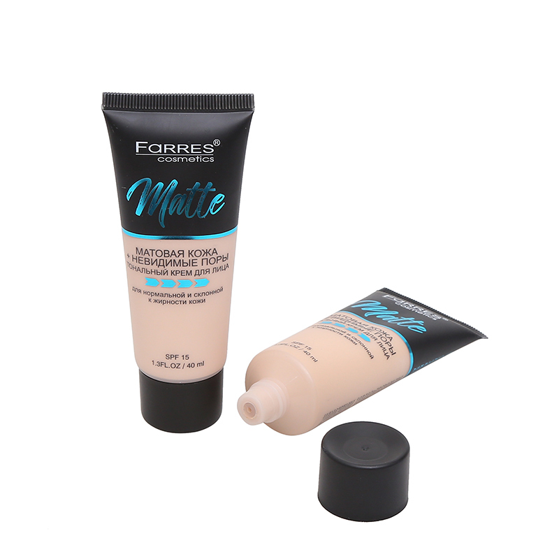 Матирующая тональная основа SPF 15