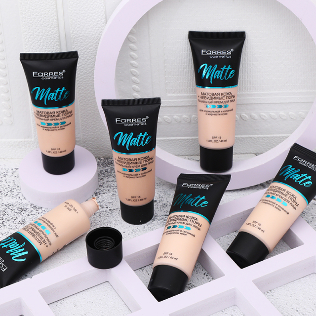 Матирующая тональная основа SPF 15