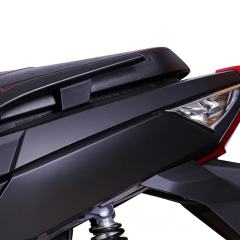 Электрический двухколесный мотоцикл Greennovo EMC-H004 со светодиодными фарами, дневными ходовыми огнями и высокой видимостью.