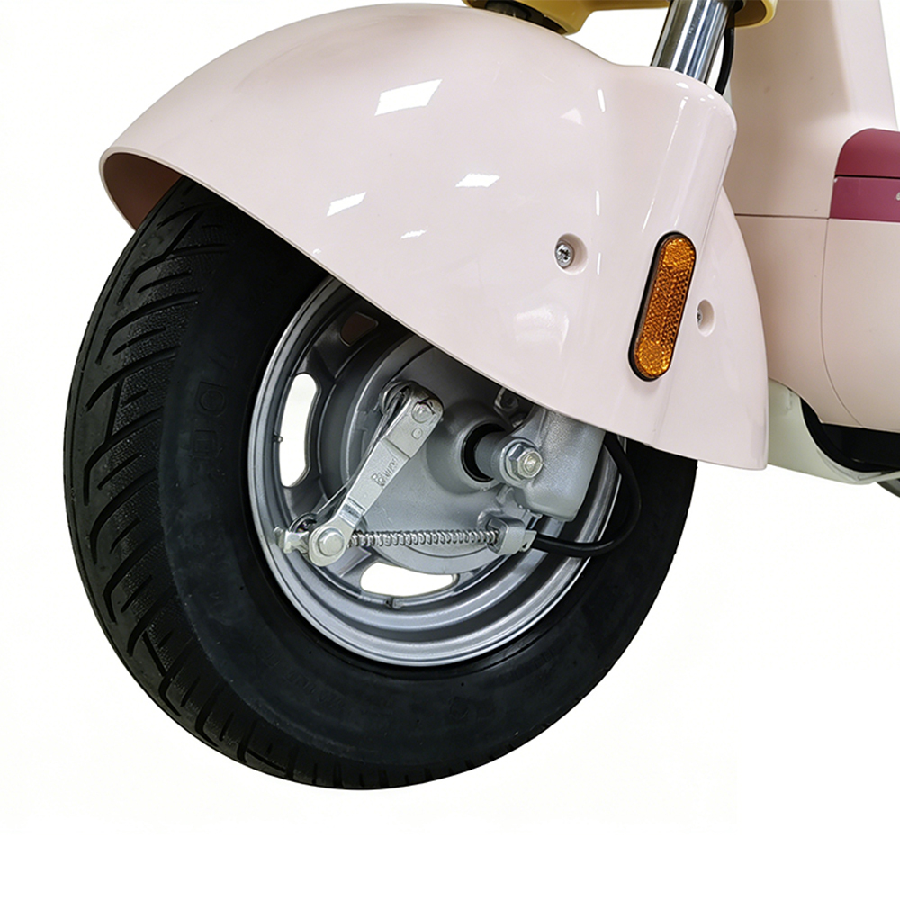 Vélo électrique Greennovo ETW-F005 à deux roues avec panier avant et siège arrière, idéal pour les trajets domicile-travail.