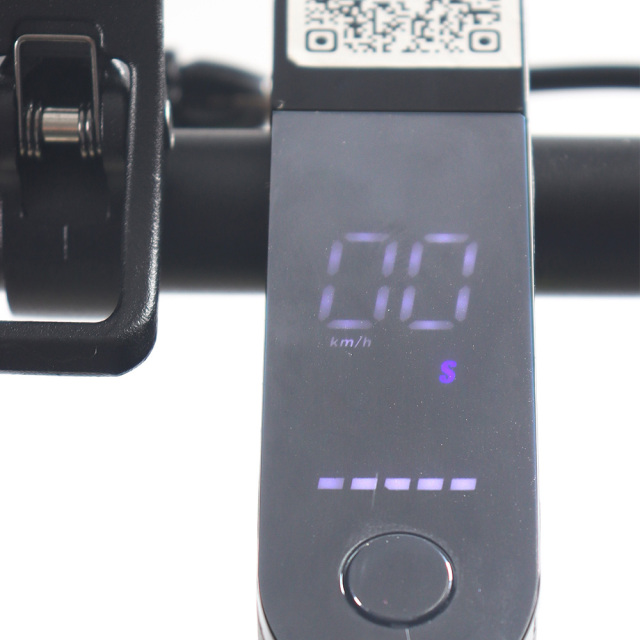 Электросамокат Greennovo ESC-T012, максимальная скорость 25 км/ч.